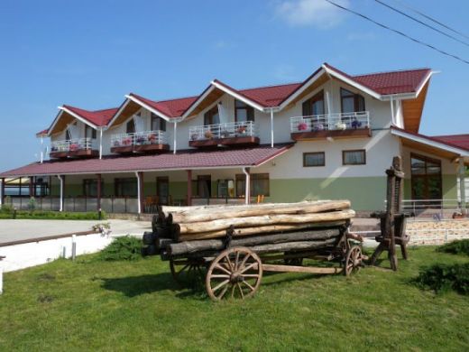 Pensiunea Dobrina, Husi